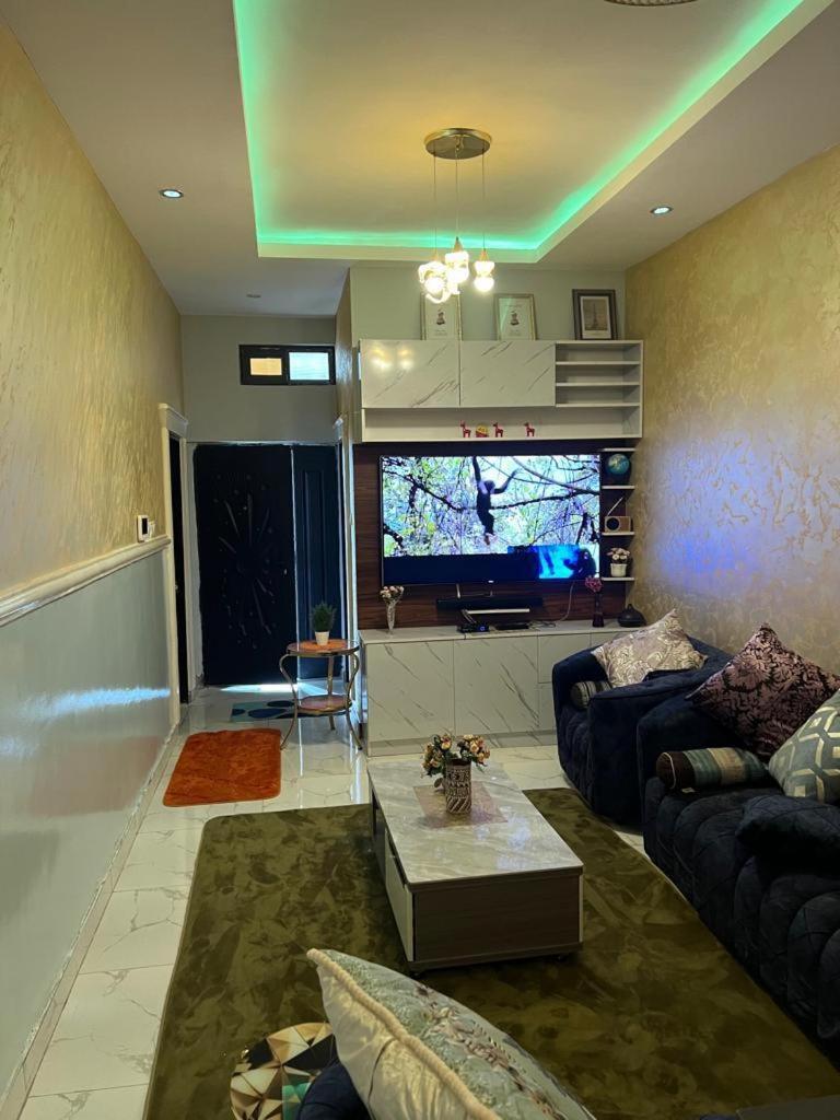 Fowaa Lux Bed & Breakfast Tema Exterior foto